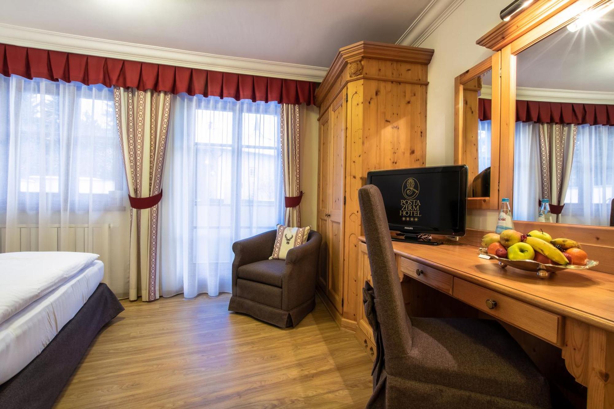 Posta Zirm Hotel Corvara In Badia Eksteriør billede