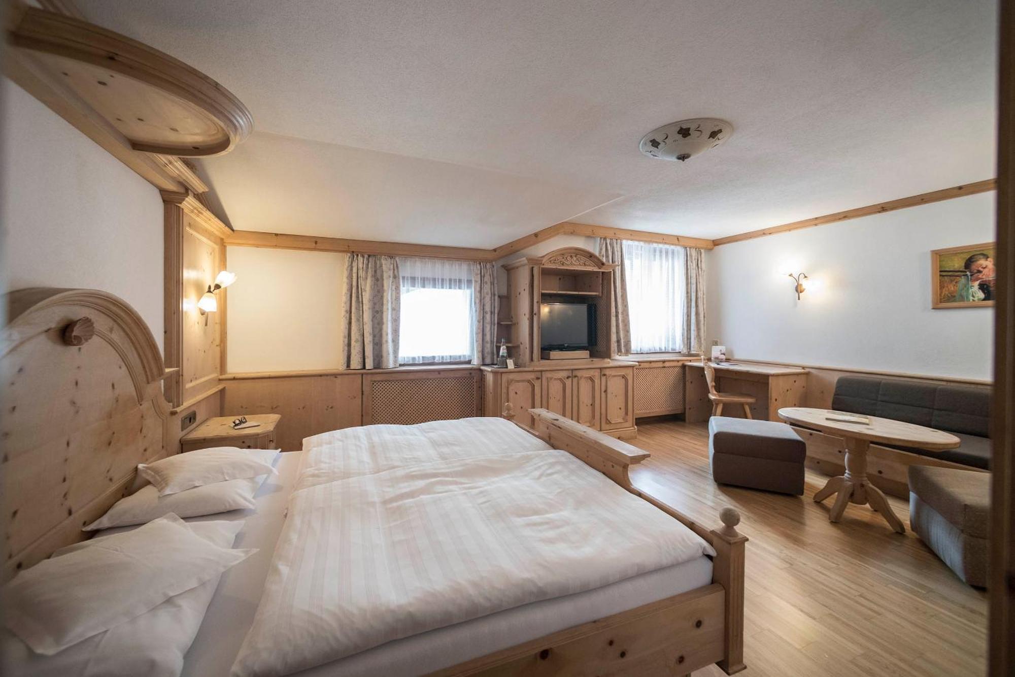 Posta Zirm Hotel Corvara In Badia Eksteriør billede