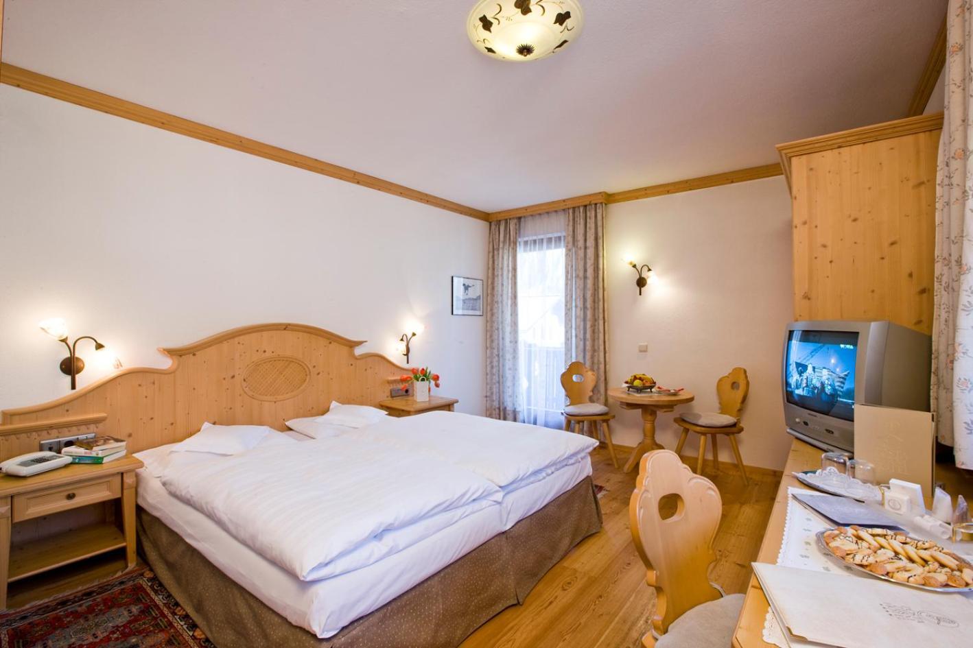 Posta Zirm Hotel Corvara In Badia Eksteriør billede